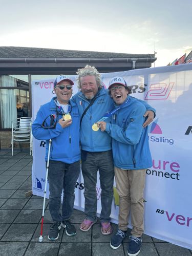 Ange et Olivier, médaille d'or au coup pose avec Gilou leur coach