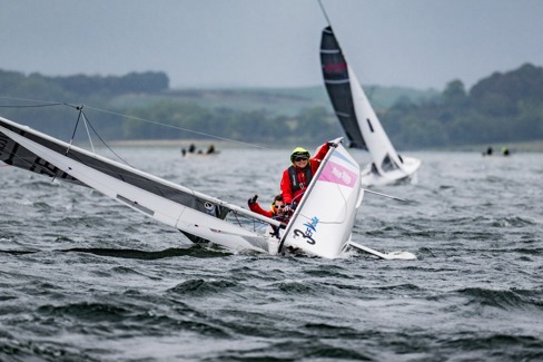 Le RS Venture d'Ange et Olivier est quasiment à 45°. Ange est dans l'eau tandis qu'Olivier se tient péniblement au liston pour ne pas tomber